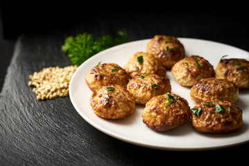 Fleischpflanzerl mit Geflügel, Kräutern und Buchweizen