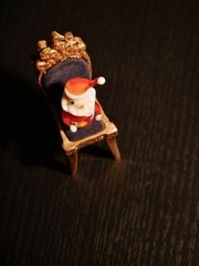 Weihnachtsmann sitzt auf Stuhl