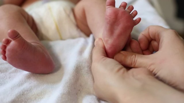 newborn reflexes. Infant bends toes in response to foot pressure.