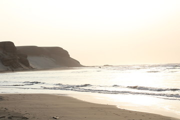 Fototapeta na wymiar atardeceres mar surfistas playa 