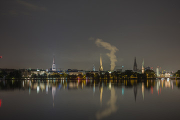Obraz na płótnie Canvas Hamburg Skyline mit Aussenalster