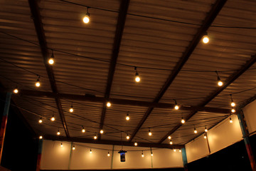 Focos iluminan techo decorado
