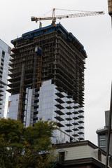 Edificio de espejos en construcci&oacute;n