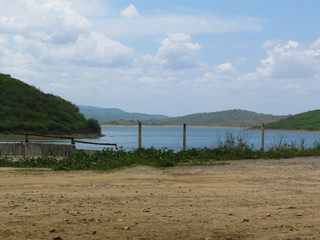 Fototapeta na wymiar Açude Argemiro de Figueiredo em Itatuba Paraíba PB Brasil landscape with river and blue sky