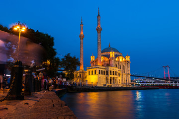 Obraz premium Ortakoy mosque and the bosphorus bridge at night in Istanbul, Turkey.