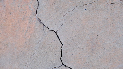 Obraz premium A crack on the concrete wall surface of a house in Los Angeles. Background image for your design