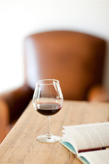 テーブルに置かれたワイングラス