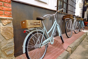 Vélo ancien avec caisse en bois sur le porte bagage
