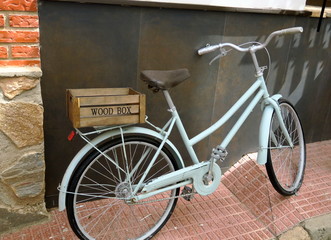 Fototapeta na wymiar Vélo ancien avec caisse en bois sur le porte bagage