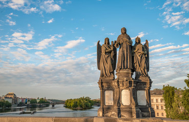 Obraz premium Baroque Statues on the Prague Charles Bridge on a sunny day
