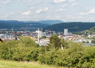 Naklejka premium Landschaft von Süddeutschland - Blick über Lörrach, richtung Ost, Wiesental und Schwarzwald von Herausragender Punkt des Tüllinger Berges