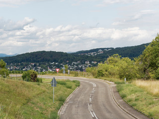 Lörrach. Tüllinger Höhe. Serpentinenstraße zwischen Tüllingen und Weil mit Blick in Richtung Lörrach