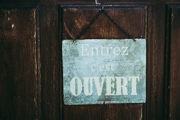 Plaque en métal vintage entrez c'est ouvert