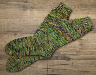 Handgestrickte Socken aus selbst gefärbter Wolle