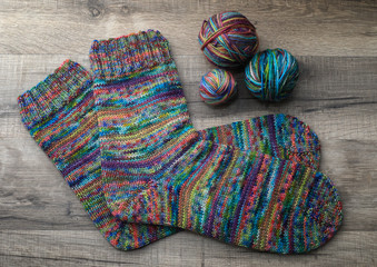 Handgestrickte gestreifte Socken