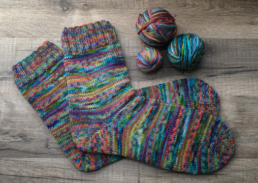 Handgestrickte gestreifte Socken