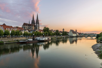 Panorama von Regensburg während Sonnenuntergang mit Donau und Dom und steinerne Brücke, Deutschland