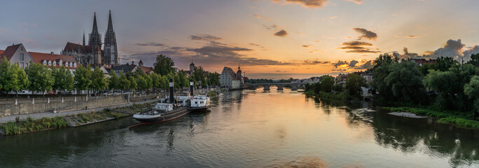 Panorama von Regensburg während Sonnenuntergang mit Donau und Dom und steinerne Brücke,...