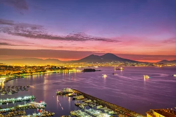 Selbstklebende Fototapete Neapel Dramatischer Sonnenaufgang in Neapel mit dem Vesuv im Hintergrund