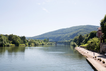 Fototapeta na wymiar blick auf hügel und die brücke am neckar in heidelberg deutschland fotografiert während einer schiffstour an einem sonnigen Tag im Sommer