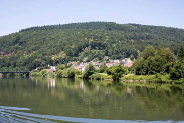 blick auf die landschaft unter blauem himmel am neckar in heidelberg deutschland fotografiert...
