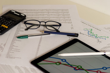 Photography of an office table with different objects.