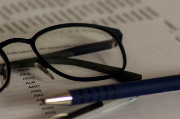 Photography of an office table with different objects.