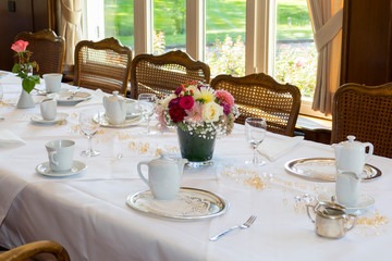 Blick über den festlich gedeckten Tisch, mit Blumen Dekoration