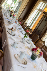 Blick über den festlich gedeckten Tisch, mit Blumen Dekoration