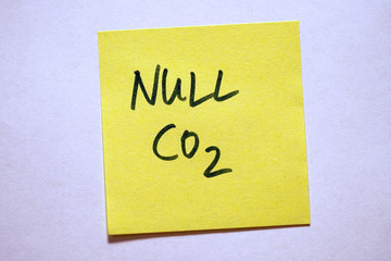 Gelbe Haftnotiz mit Schlagwort Klimawandel Null CO2