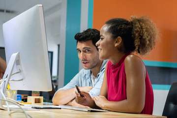 Obraz premium designers team working modern. creative manager showing new project idea monitor.