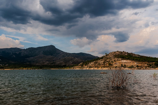 Pantano de Navacerrada. Est&aacute; construido sobre el r&iacute;o Samburiel, uno de los principales afluentes del Manzanares, aunque tambi&eacute;n le surte de aguas el embalse de Navalmedio