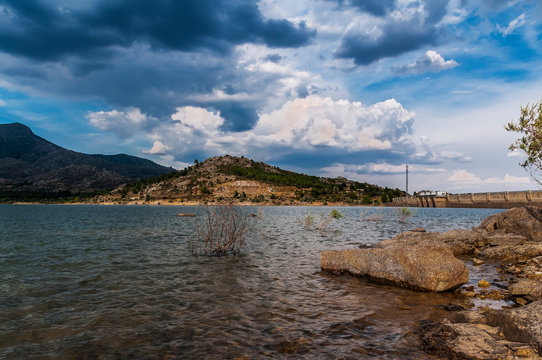 Pantano de Navacerrada. Est&aacute; construido sobre el r&iacute;o Samburiel, uno de los principales afluentes del Manzanares, aunque tambi&eacute;n le surte de aguas el embalse de Navalmedio