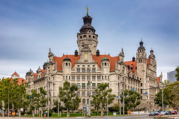 Fototapeta na wymiar Blick vom Martin-Luther-Ring auf das Neue Rathaus in der City von Leipzig Oktober 2019