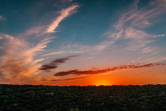Pedraza, Segovia. Pedraza es un pueblo espa&ntilde;ol ubicado al norte de Madrid. Es famoso por sus edificios medievales, como el castillo de Pedraza, donde se exhiben obras del pintor vasco Ignacio Zuloaga
