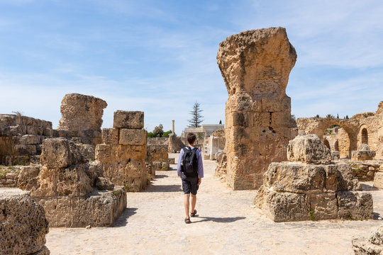 Touriste au site arch&eacute;ologique de Carthage en Tunisie