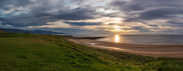Fototapeta Brora / Szkocja - 28 sierpień 2019: Wschód słońca na brzegu Morza północnego w Brora obraz