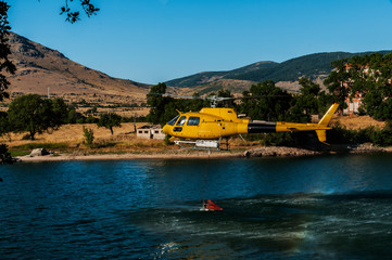 Helicópteros repostando agua. En verano son típicas estas imágenes en las riberas de los...