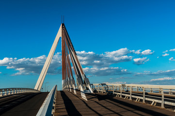  Puerta Grande de Las Rozas. Se trata de un puente atirantado asimétrico de 102 m de luz que se sostiene sobre un mástil de 45 m de altura,1​ formado por dos cartabones de acero en planos inclinados.