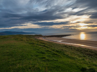 Fototapeta Brora / Szkocja - 28 sierpień 2019: Wschód słońca na brzegu Morza północnego w Brora obraz