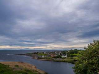 Fototapeta na wymiar Brora / Szkocja - 28 sierpień 2019: Domy o wschodzie słońca na brzegu Morza północnego w Brora