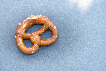 Brezel auf grau-blauem Stein
