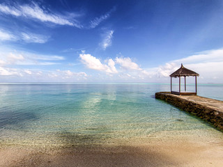 Crystal clear sea, blue sky, the paradise of the Maldives