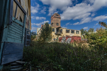 bunte verlassene fabrik mit einem turm