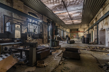 halle mit maschinen in einer alten fabrik