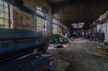 maschinenhalle in verlassener fabrik