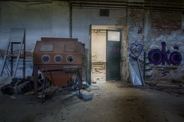 sandstrahlanlage in einer fabrik