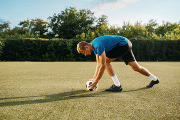 Obraz premium Male soccer player prepares to hits the ball