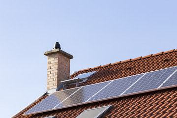 PV-zelle und schornstein auf einem dach
