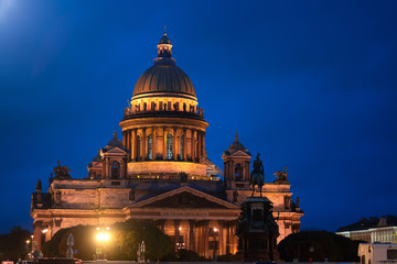 Fototapeta na wymiar St. Isaac's Cathedral in St. Petersburg. glowing at night in the city.